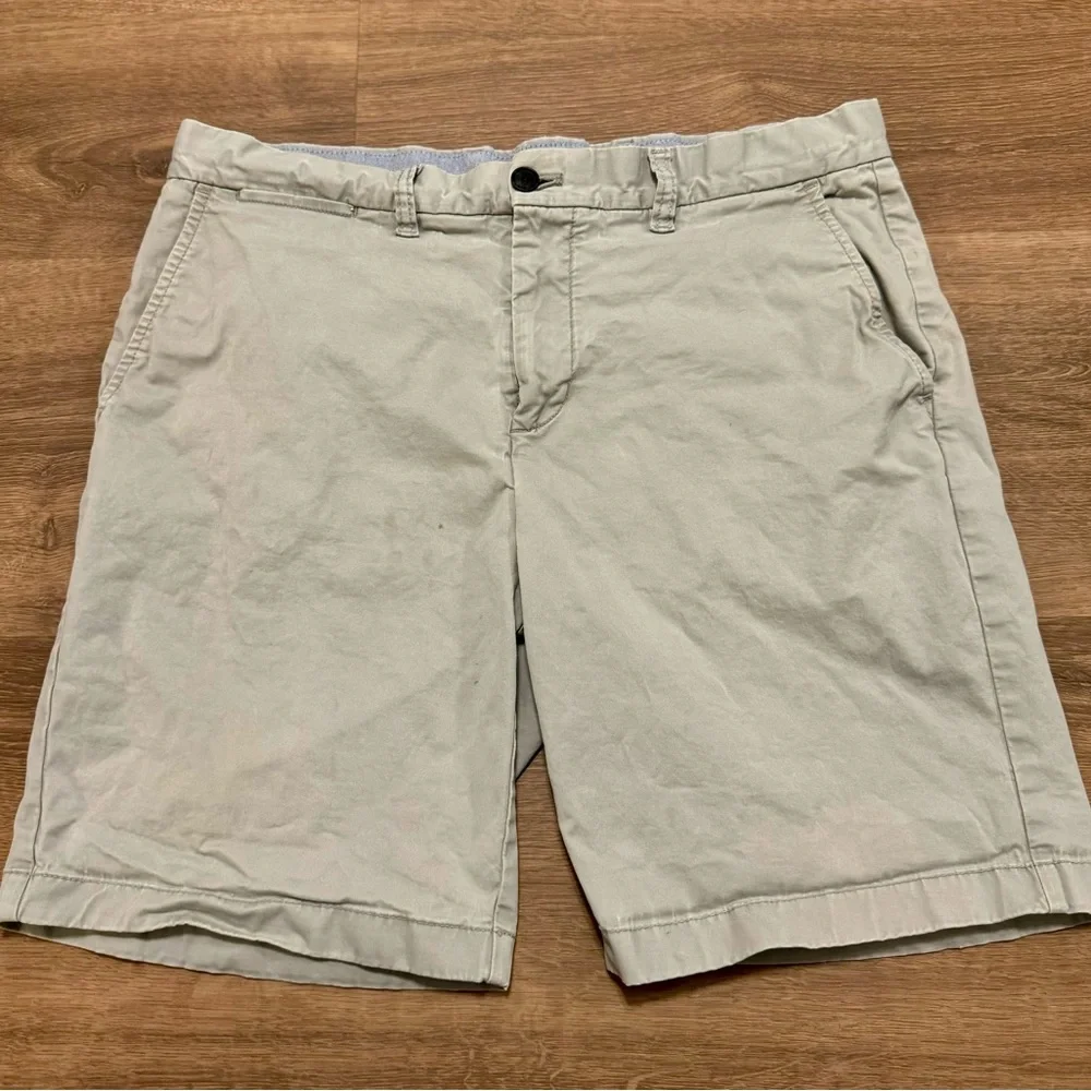 Tommy Hilfiger Men's Light Tan Flat Front Shorts - Picture 1 of 11